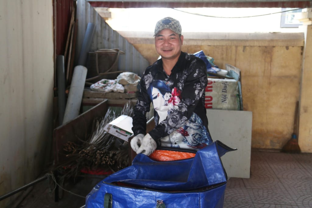 Anh Lâm, nhân viên của Lagom trong chuyến thu gom vỏ hộp sữa tại Bắc Ninh.