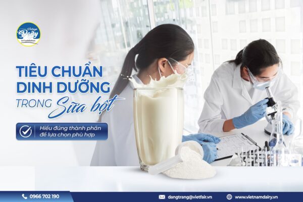 Bảng thành phần và tiêu chuẩn dinh dưỡng được in minh bạch trên bao bì sữa bột.
