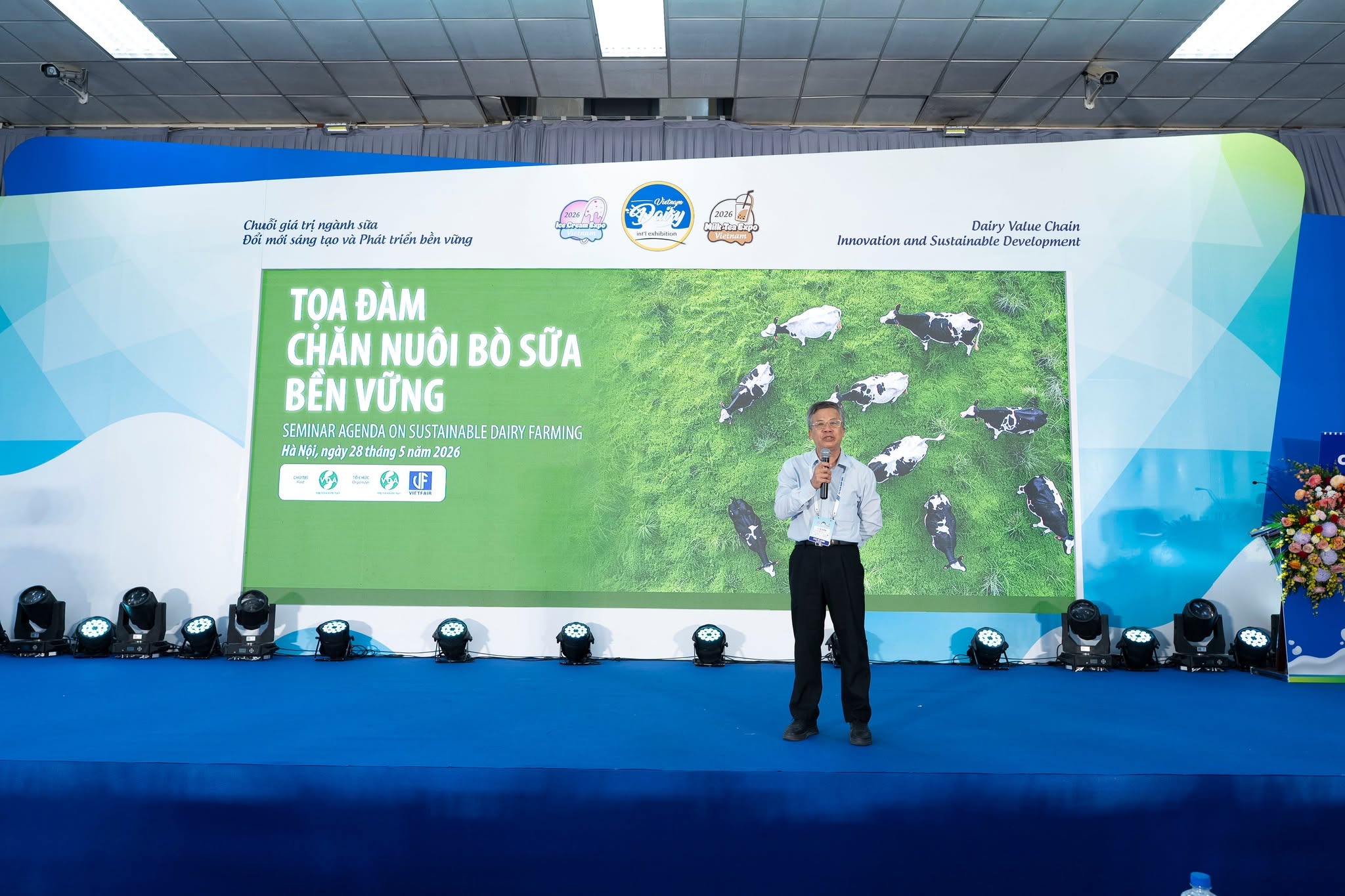 Các chuyên gia thảo luận tại Tọa đàm Chăn nuôi bò sữa bền vững thuộc khuôn khổ sự kiện Vietnam Dairy 2026.